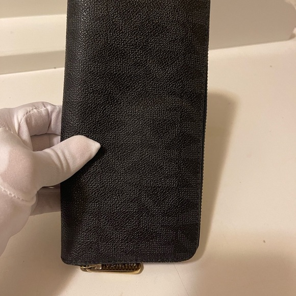 Michael Kors Black Jet Set
Zip Around Wallet Silver... - Picture 4 of 12